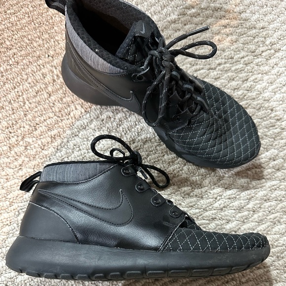 Nike Roshe One Mid Winter GS - WORN ONCE - Picture 3 of 4